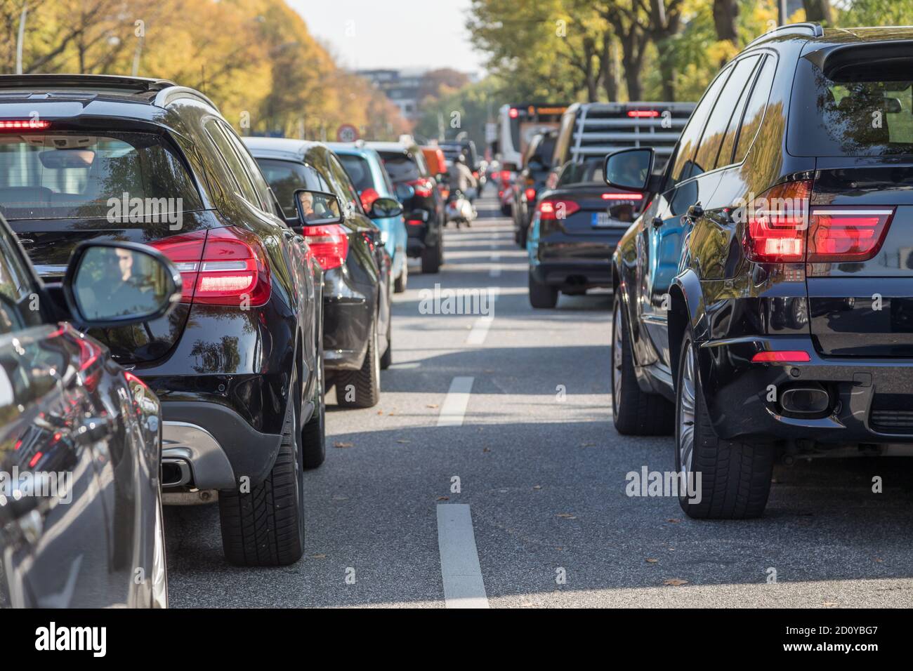 SUV en un atasco de tráfico en Hamburgo Foto de stock