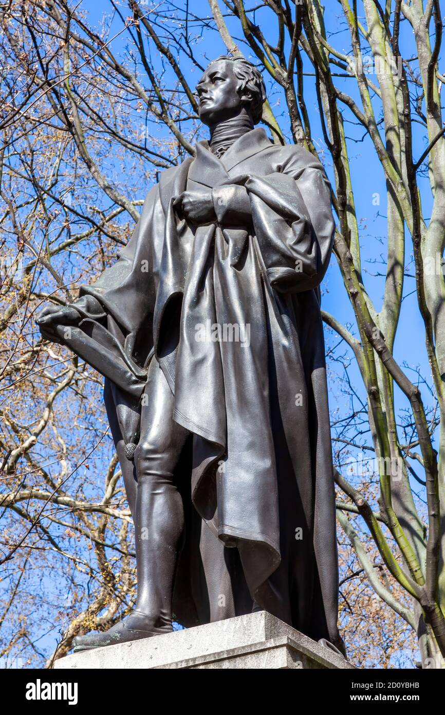 William Pitt la estatua más joven erigida en Hanover Square Londres Inglaterra Reino Unido en 1831 un primer ministro británico del Periodo georgiano que es un popular Foto de stock