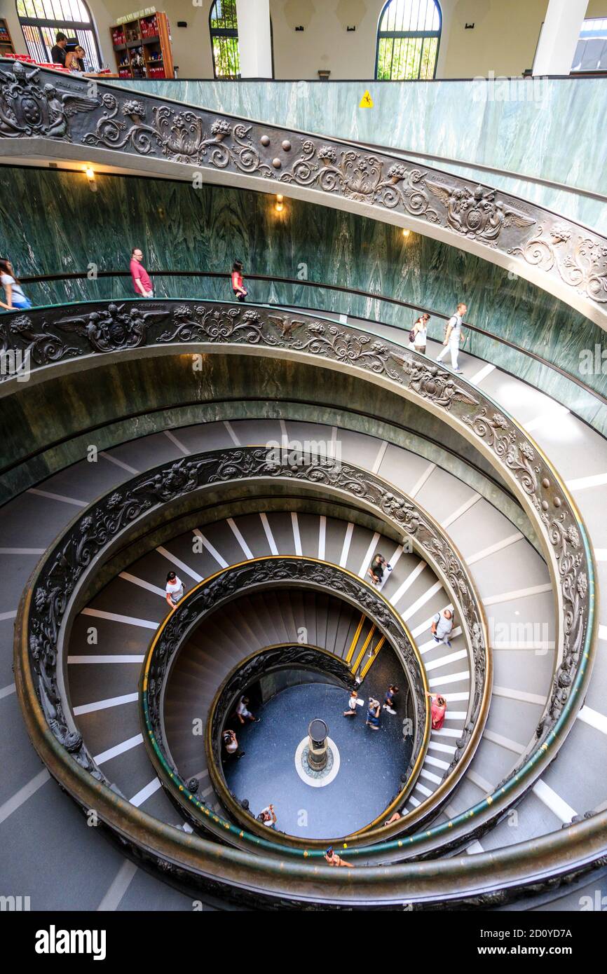 La moderna escalera de doble hélice, conocida como la escalera Bramante con balaustrada ornamentada diseñada por Giuseppe Momo en 1932 en el Museo Vaticano Foto de stock