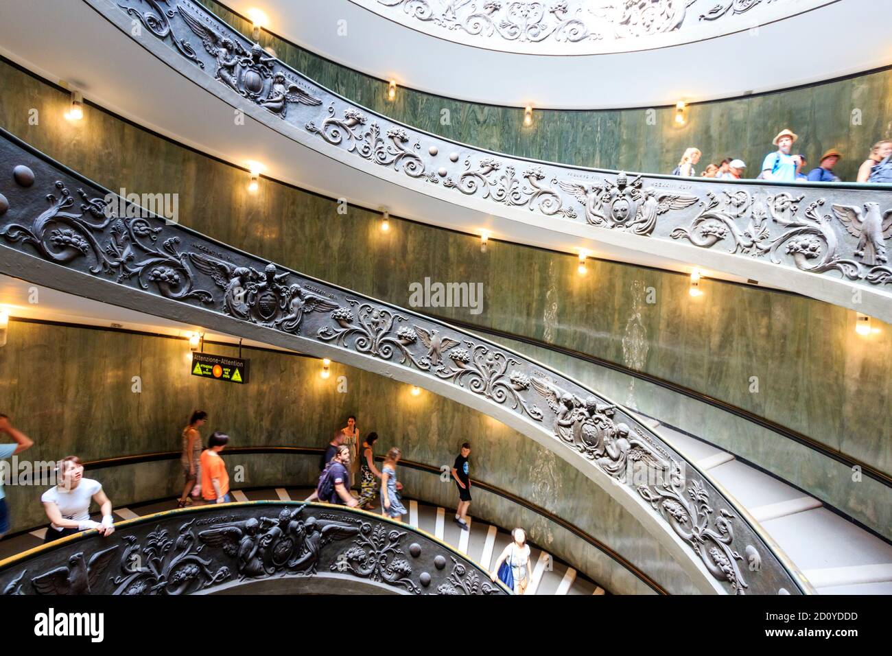 La moderna escalera de doble hélice, conocida como la escalera Bramante con balaustrada ornamentada diseñada por Giuseppe Momo en 1932 en el Museo Vaticano Foto de stock