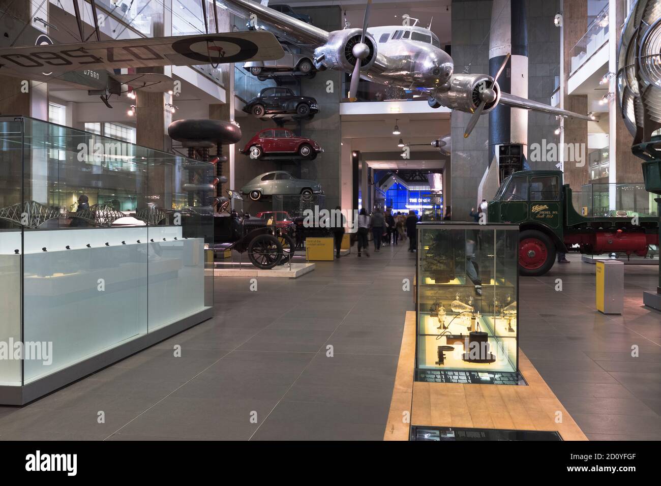 dh Haciendo el Museo de LA CIENCIA del Mundo Moderno LONDRES Transporte en avión transporte en coche dentro de los edificios inglaterra reino unido Foto de stock