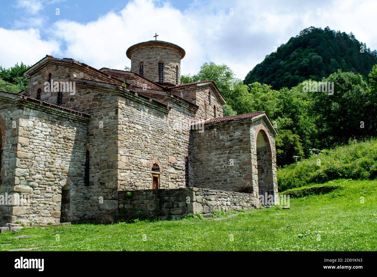 Antigua iglesia cristiana del siglo X, templos de Nizhnearhizy, templo