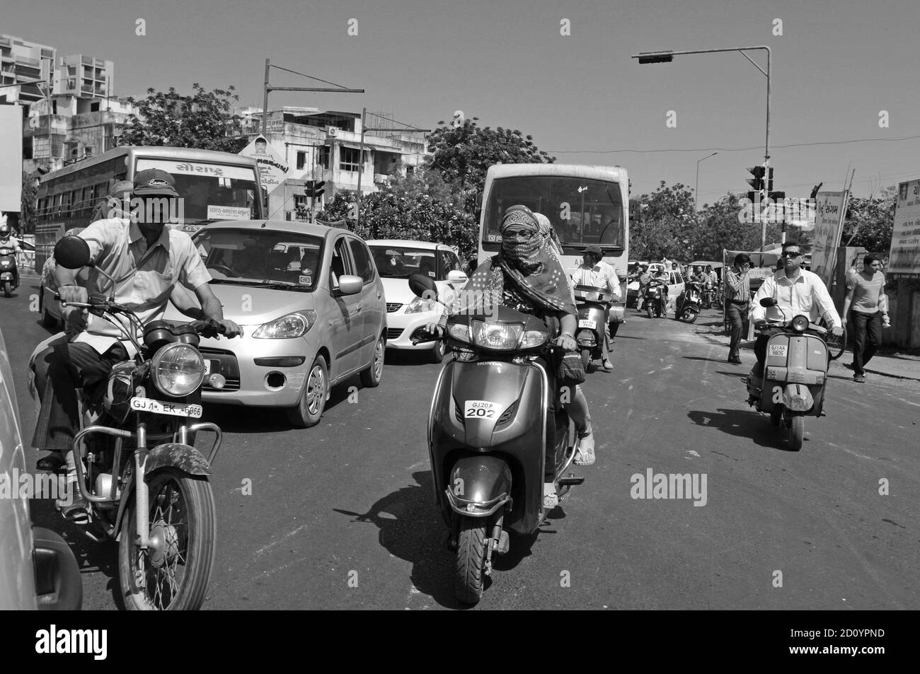 India: el tráfico pesado en las calles de la ciudad de Ahmedabad, la ciudad capital de Gujarat Foto de stock