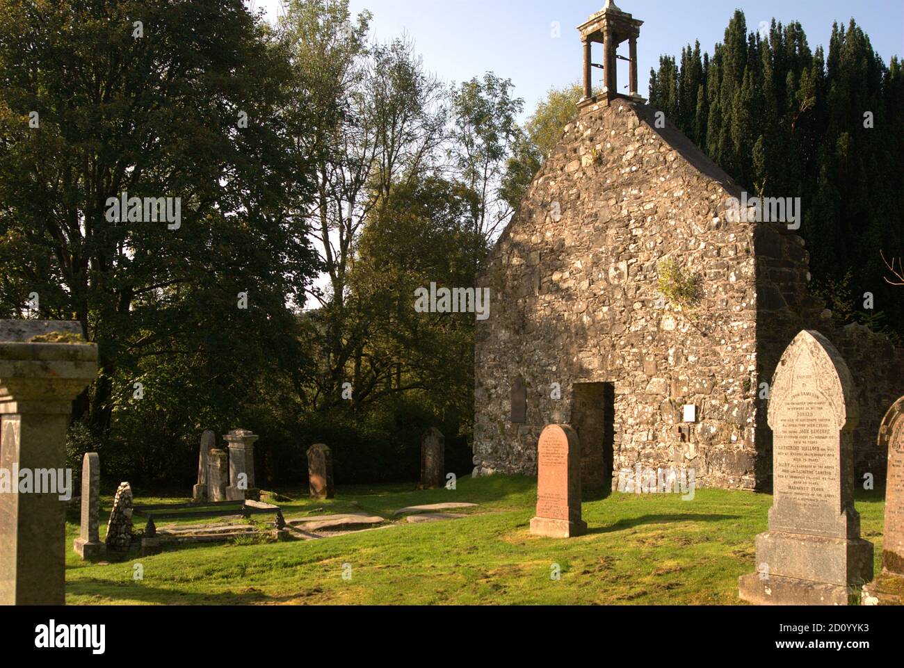 El viejo Kirk en Balquhidder en Escocia y tumbas de Rob Roy McGregor, su esposa Mary y dos hijos Foto de stock
