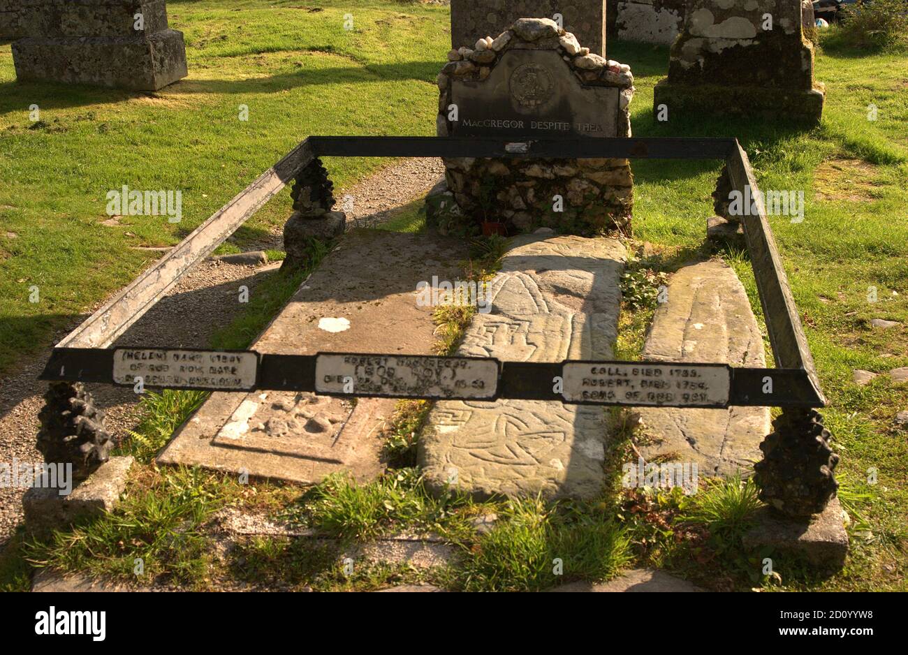 Las tumbas de Rob Roy McGregor, su esposa Mary y dos hijos en Balquhidder, Escocia Foto de stock