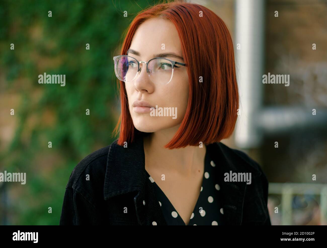 Retrato de una hermosa mujer de la pelirroja usando gafas. Foto de stock