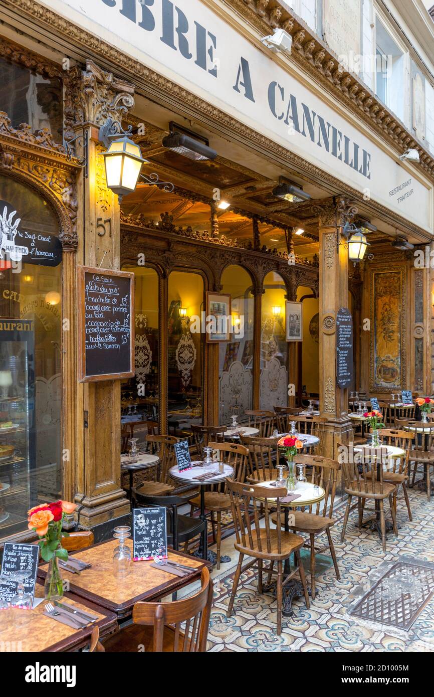Restaurante en el Pasaje des Panoramas, 2º distrito, París, Francia Foto de stock