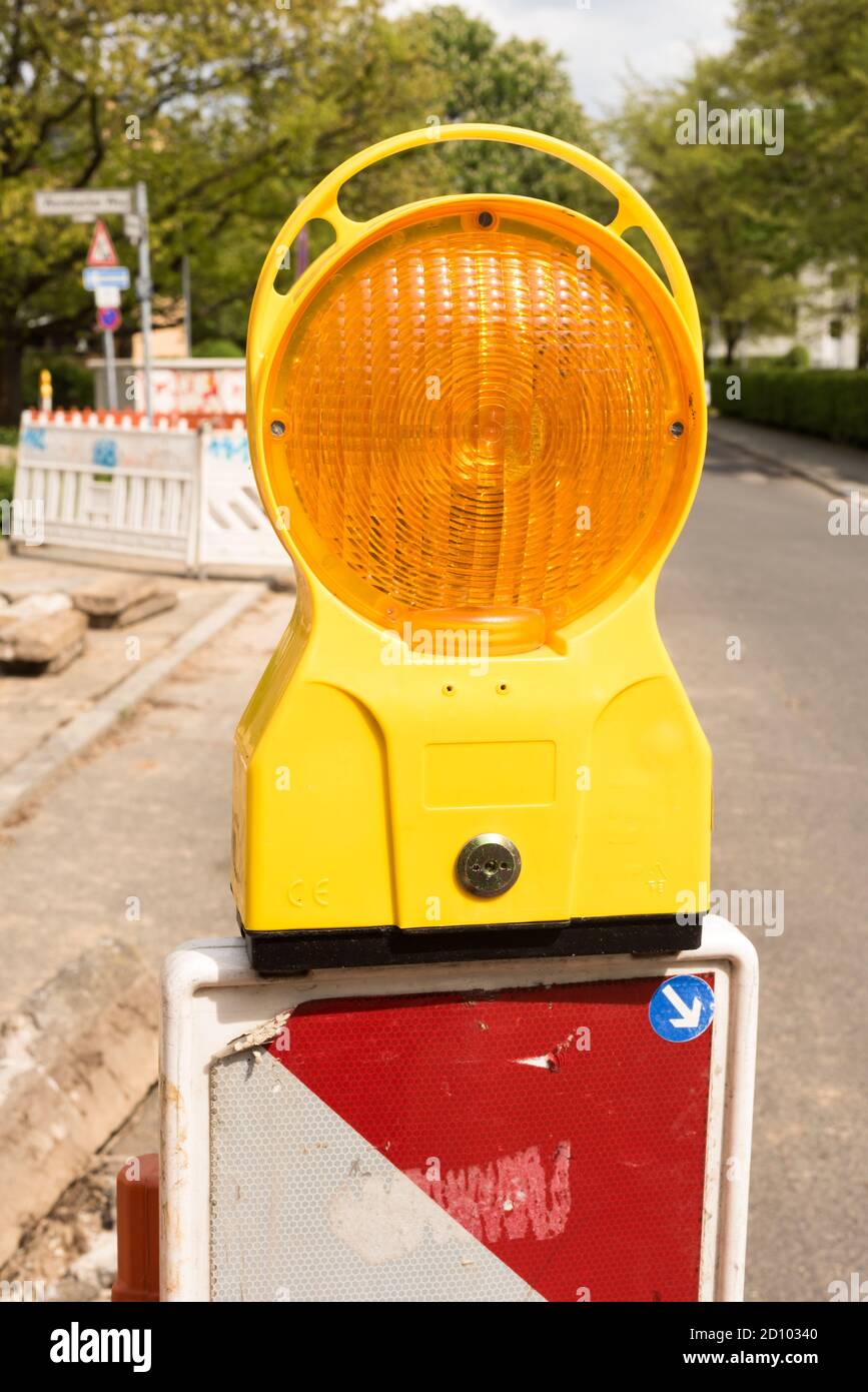 Luz de advertencia de trabajo en carretera - baliza naranja, sitio de construcción, control de tráfico Foto de stock