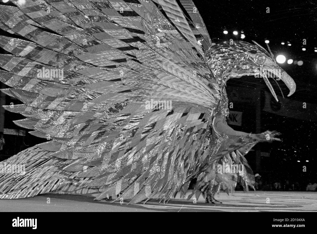 En el desfile de disfraces fantásticos junto con hot Calypso-sonido en el carnaval de Puerto España, en la isla caribeña de Trinidad Foto de stock