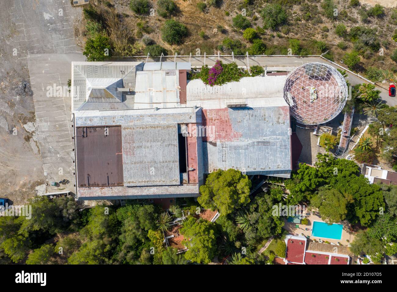 La imagen del 31 de julio de 2020 muestra el club nocturno más grande del mundo, Privilege en Ibiza, mirando desbocado ya que está cerrado para el verano debido a Coronavirus. Foto de stock