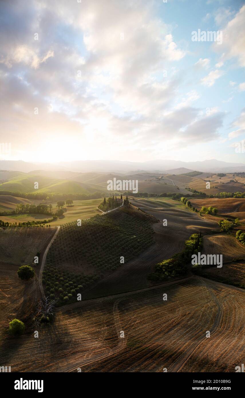 Panorama vertical del campo en Toscana, Italia Foto de stock