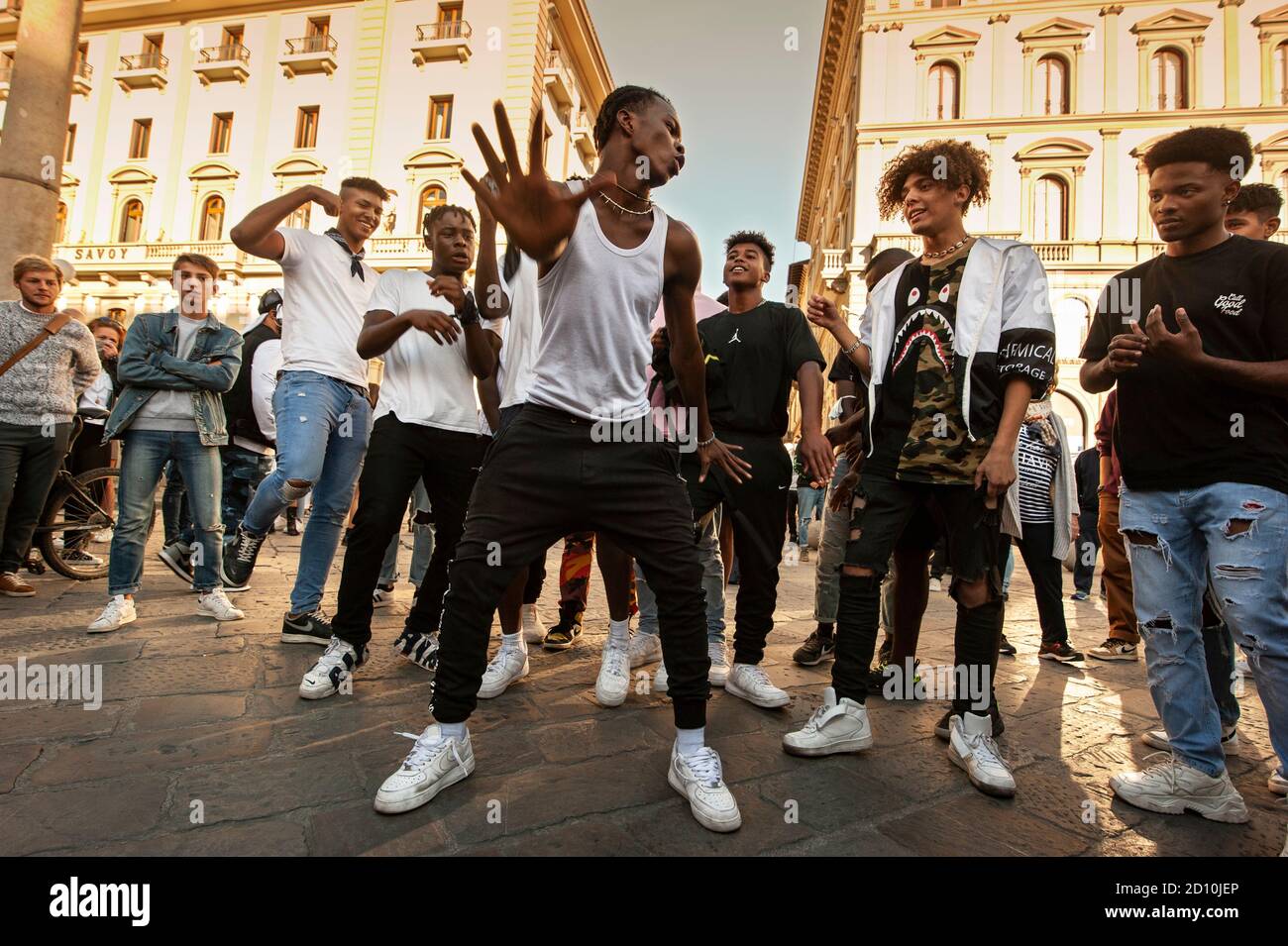 Florencia, Italia - 2020, 26 de septiembre: Bailarines B-boy break no identificados actúan en la calle. Hip Hop batalla en una reunión informal de danza callejera. Foto de stock