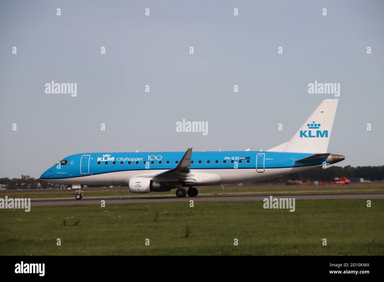 Embraer ERJ-175 de KLM sale del aeropuerto Schiphol de Ámsterdam Los países Bajos en la franja de Polderbaan Foto de stock