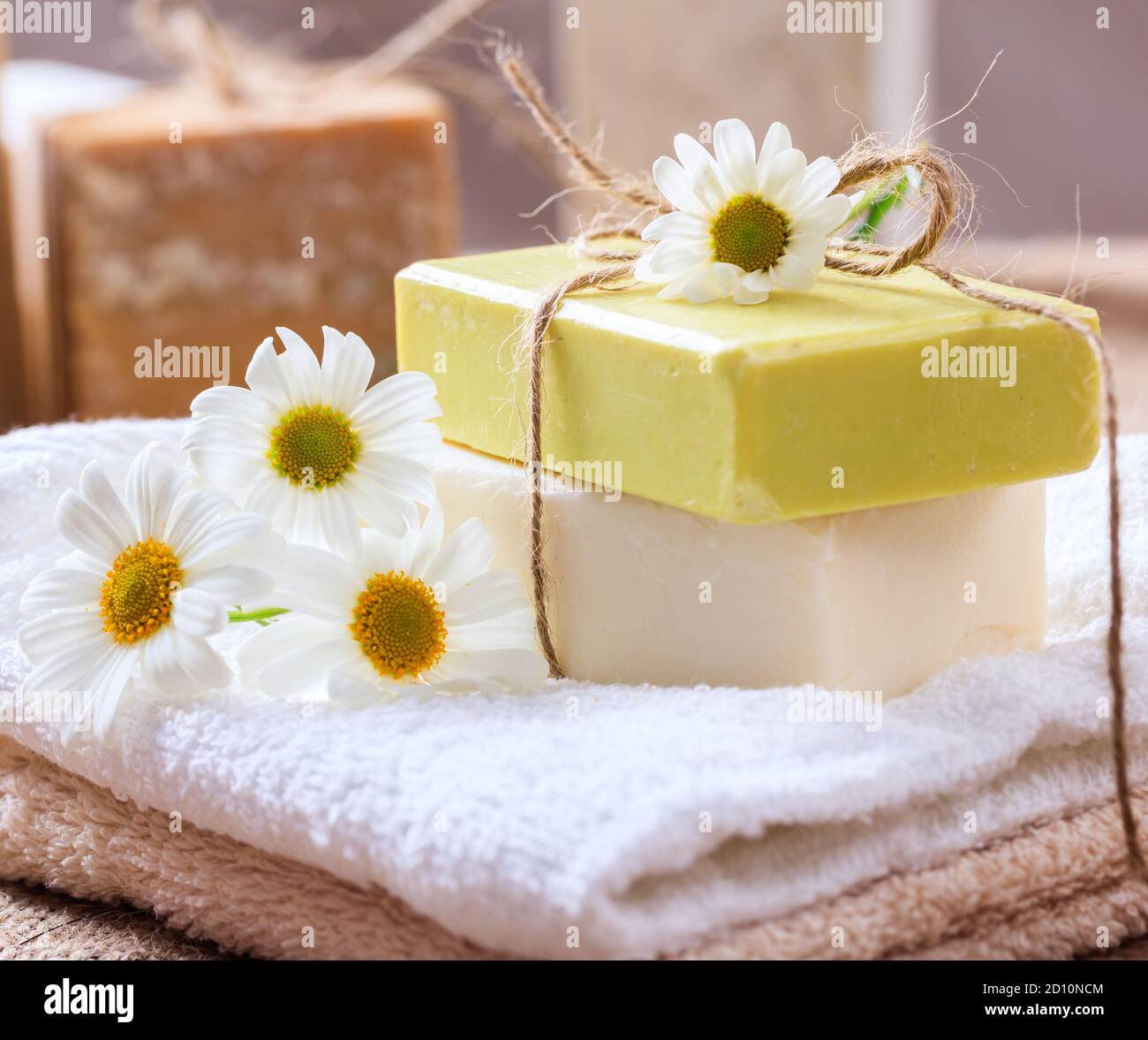Jabón casero natural con flores de manzanilla en la mesa Fotografía de  stock - Alamy
