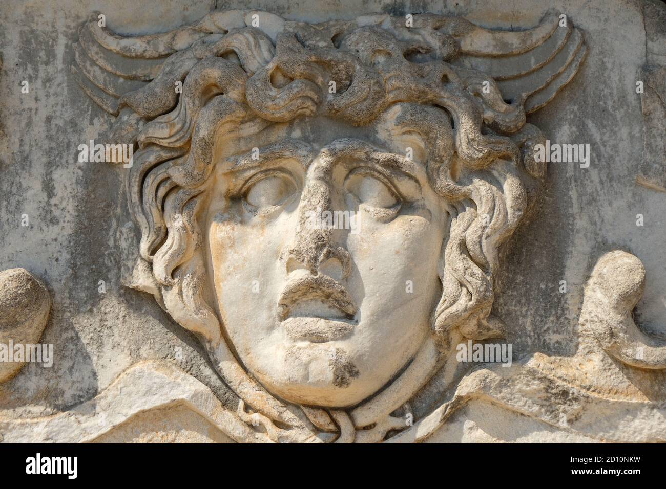 Rostro del hombre - relieve griego antiguo - esculturas en pared - Templo de Apolo Foto de stock