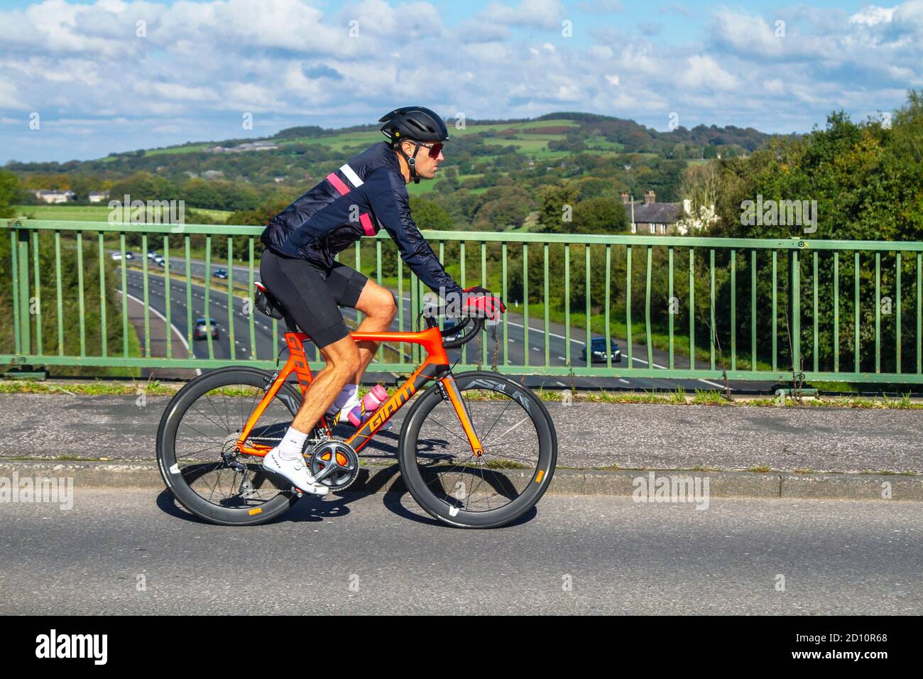 Ciclista masculino montar bicicleta deportiva carretera en el campo ruta  cruzando el puente de la autopista en la zona rural de Lancashire, Reino  Unido Fotografía de stock - Alamy