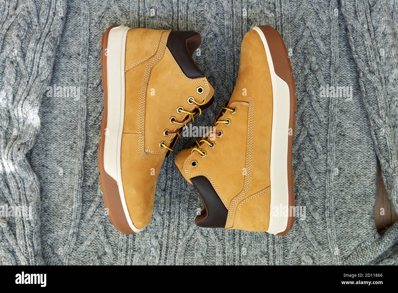 Otoño invierno marrón impermeable botas para hombre en Jersey de punto de  lana Fotografía de stock - Alamy