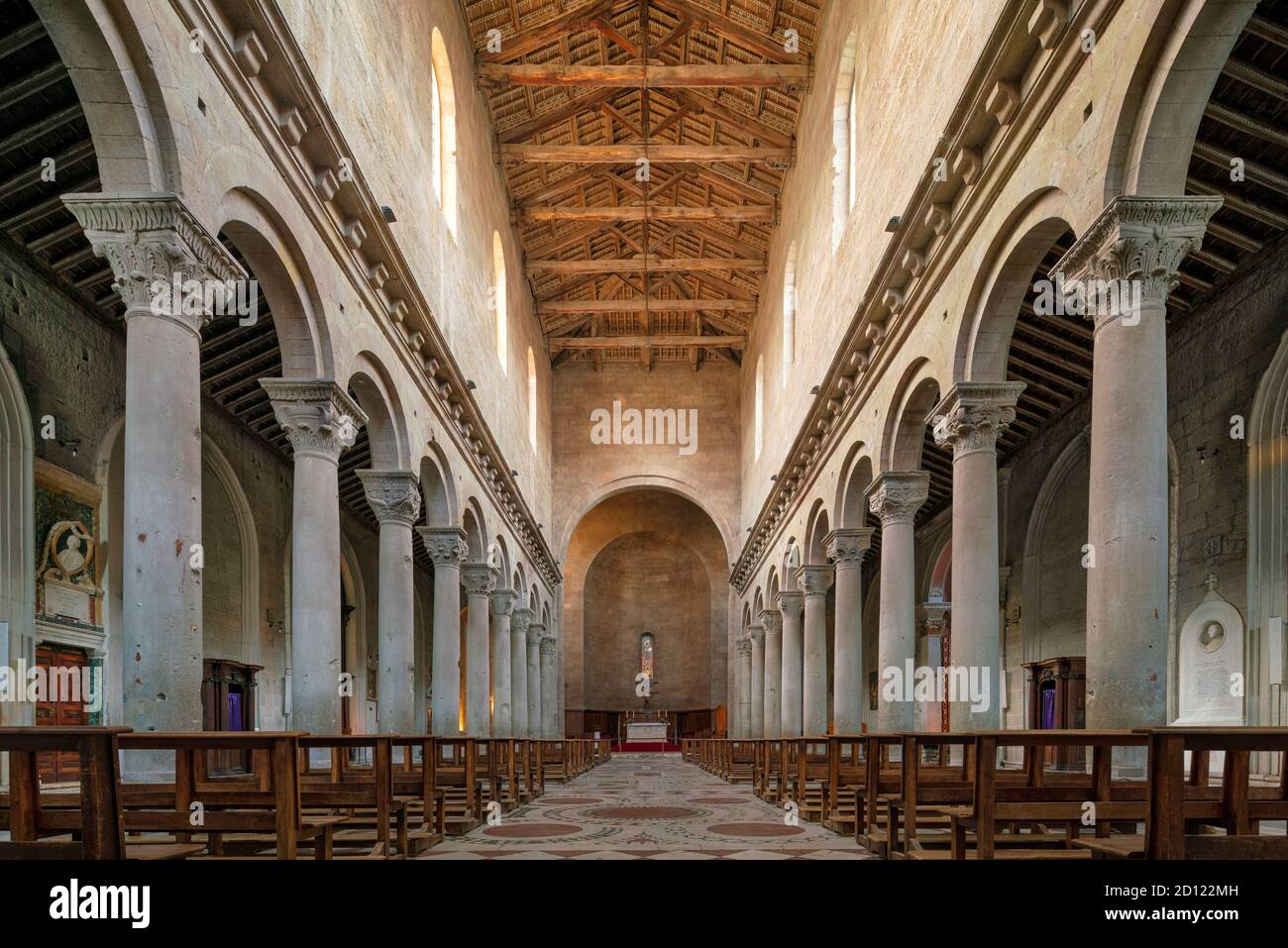 Duomo de Viterbo, Italia. Interior románico del siglo XII de la Catedral de San Lorenzo, Viterbo, Lazio, Italia. Foto de stock