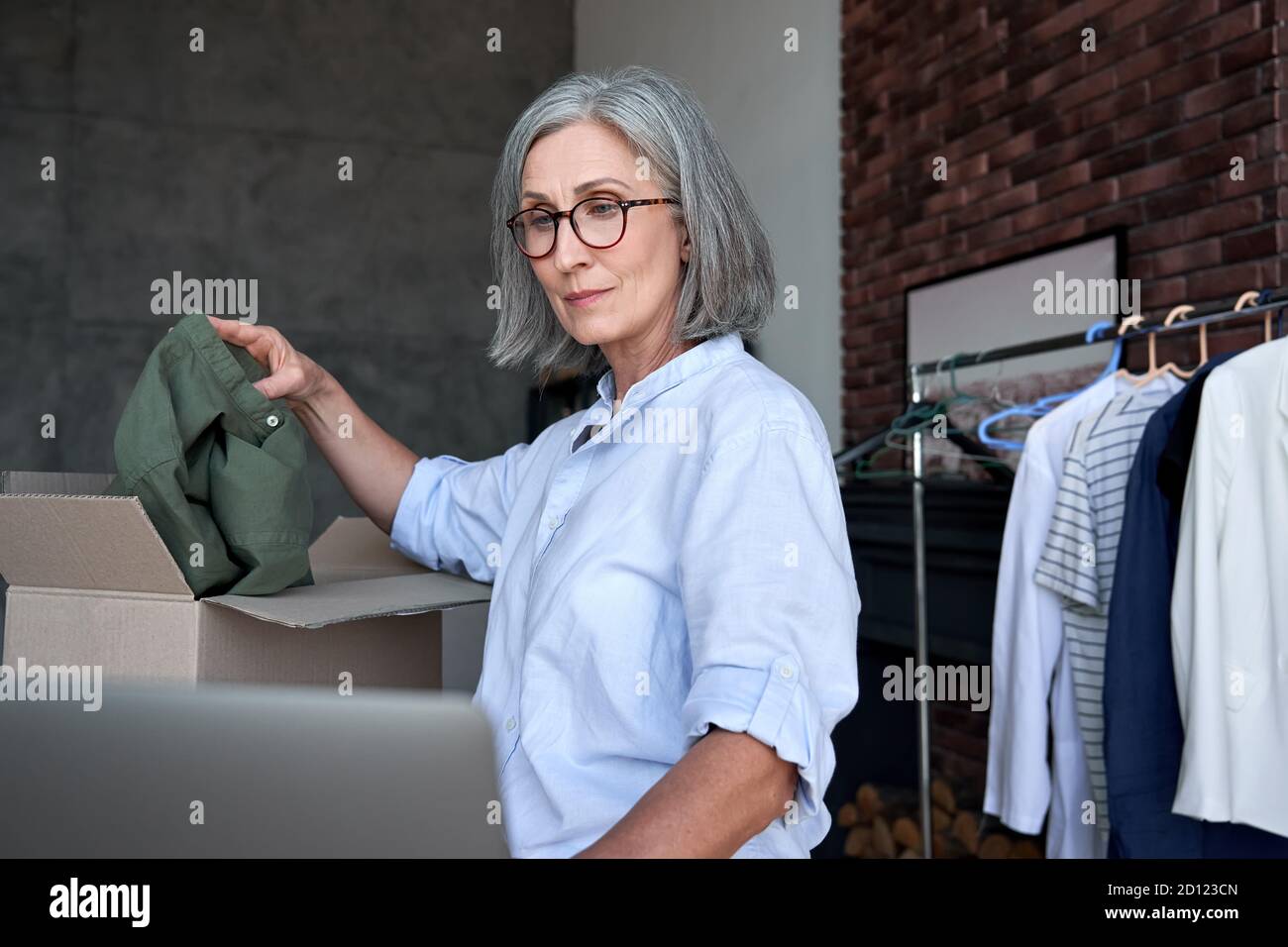 Mujer mayor dropshipping ropa de empresa propietario de la orden en la caja  de envío Fotografía de stock - Alamy