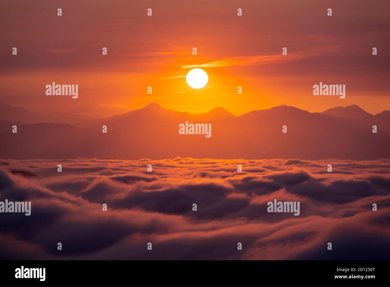 Vista del amanecer naranja, la niebla del valle y las montañas de San Gabriel desde Rocky Peak Park en el barrio Chatsworth de los Ángeles, California. Foto de stock