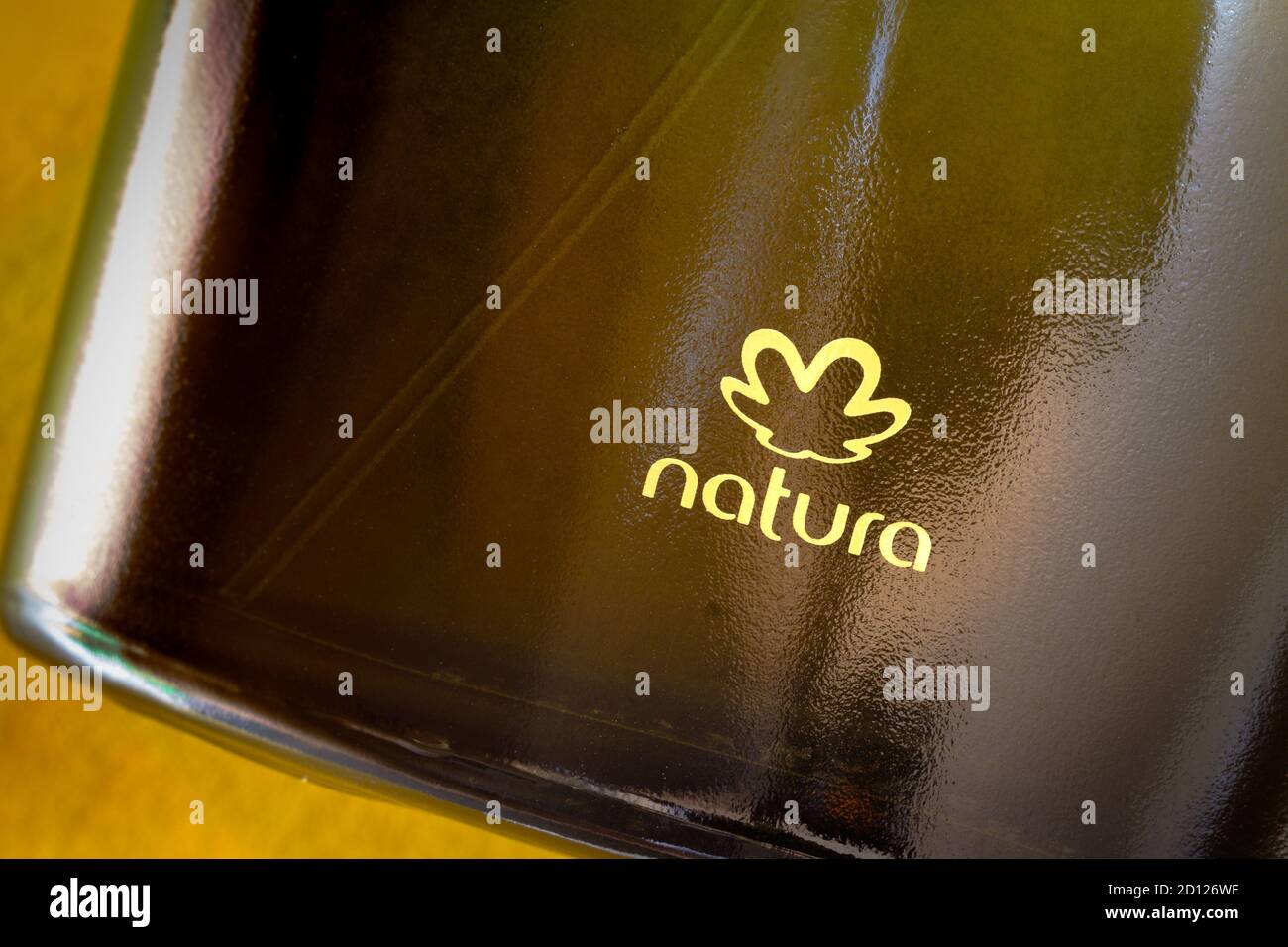 Brasil. 04 de octubre de 2020. Detalle de un embalaje de perfume Natura. Es  una empresa brasileña que opera en el sector de productos cosméticos  crédito: SOPA Images Limited/Alamy Live News Fotografía