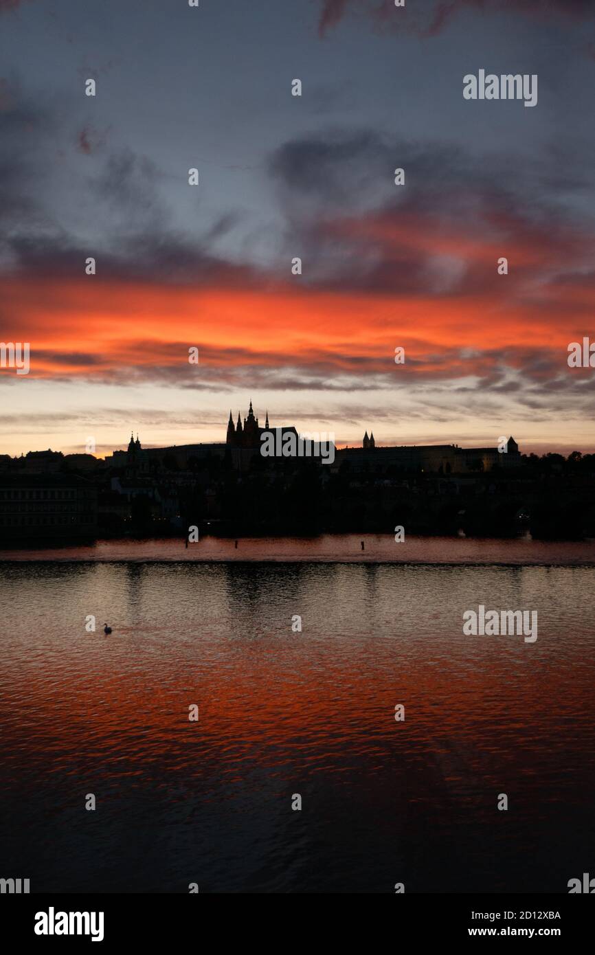 Vista del Castillo de Praga, punto de referencia turístico en el río Vltava (Moldau) en Praga, República Checa, Europa. Hermoso paisaje de la ciudad con monumento Foto de stock