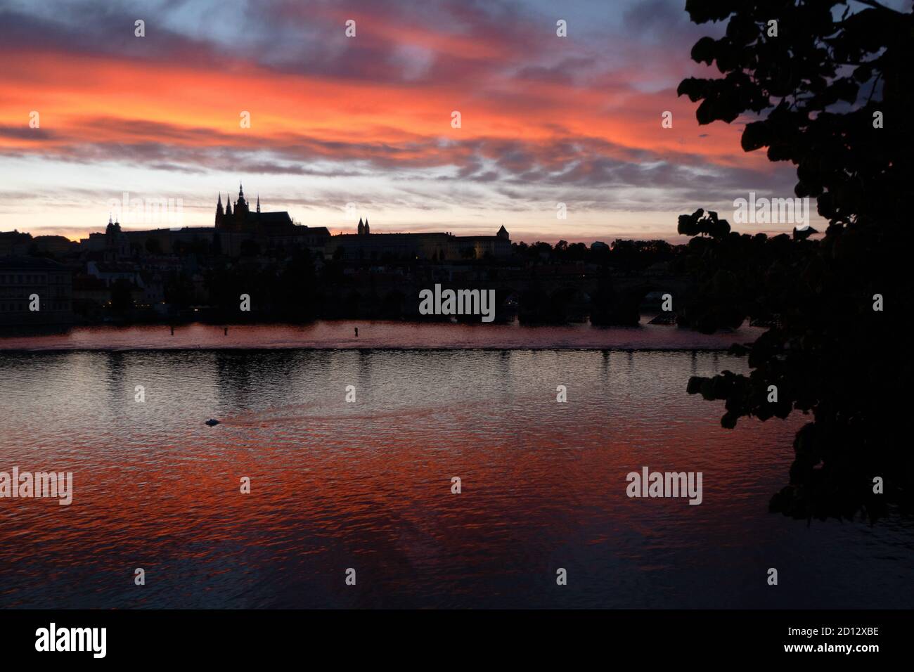 Vista del Castillo de Praga, punto de referencia turístico en el río Vltava (Moldau) en Praga, República Checa, Europa. Hermoso paisaje de la ciudad con monumento Foto de stock