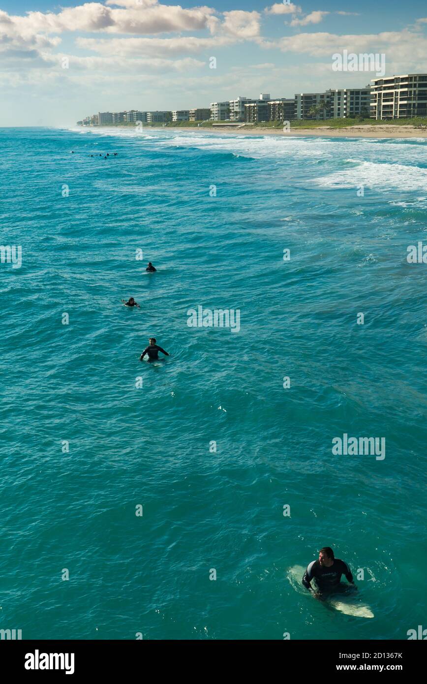 Surfistas esperando la ola perfecta para llegar a Lake Worth, Florida Foto de stock