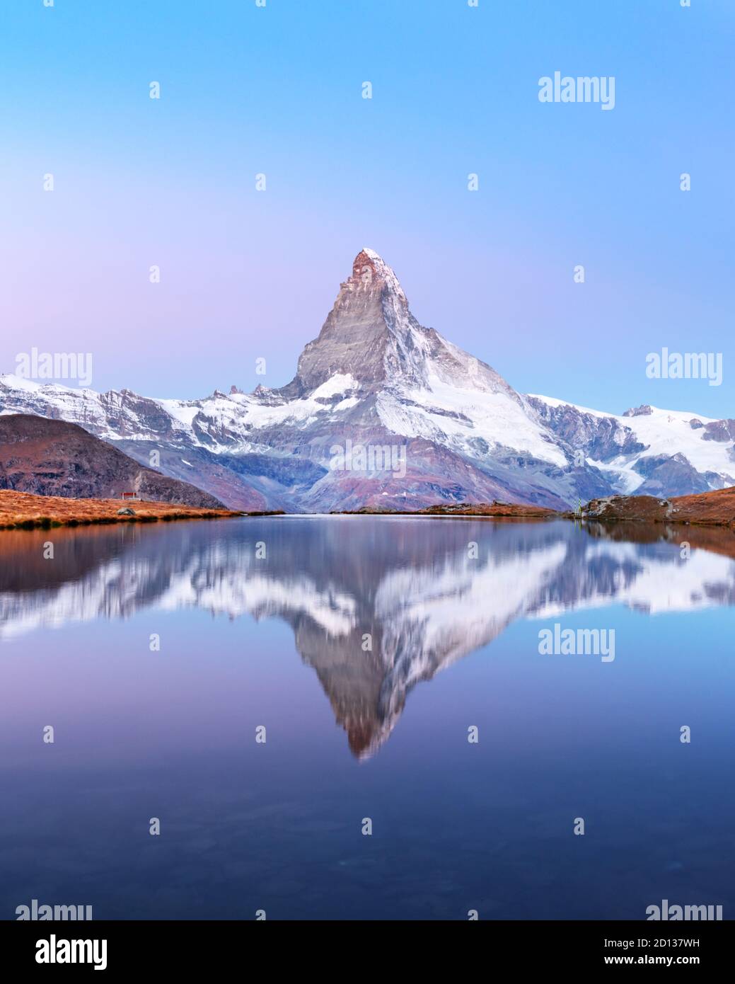 Pintoresco paisaje con coloridos Stellisee amanecer en el lago. El Matterhorn Cervino pico nevado con el reflejo en el agua clara. Zermatt, Suiza Alpes Foto de stock