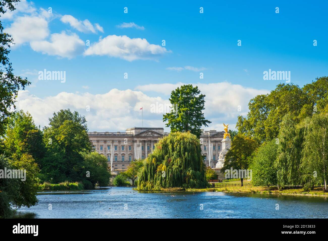 Reino Unido, Londres, Westminster. La fachada del Palacio de Buckingham y el parque y el lago de St James Foto de stock