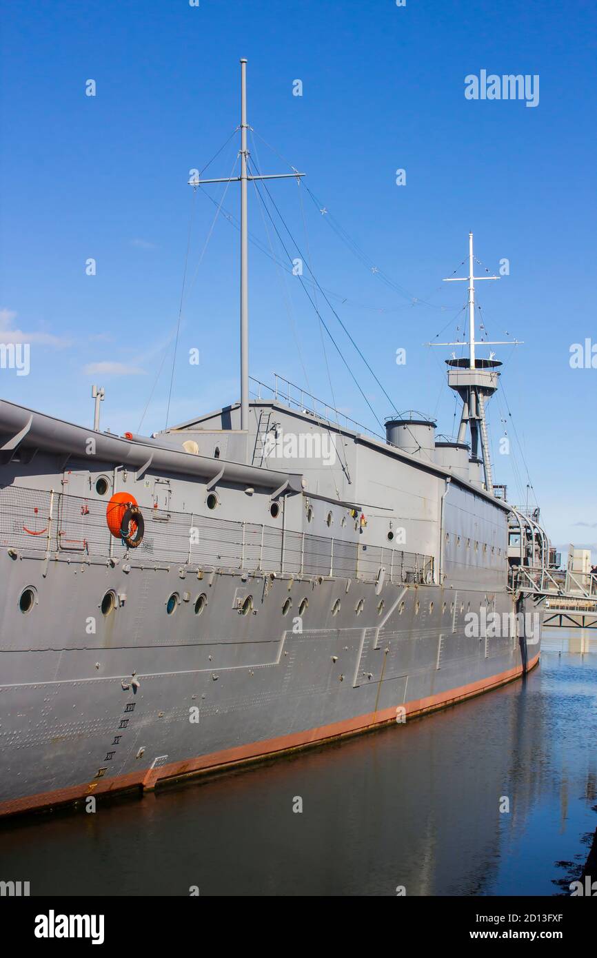 27 de septiembre de 2020 HMS Caroline, un crucero ligero de clase C retirado de la Royal Navy, ahora un barco del Museo Nacional y permanentemente atracado en el Alex Foto de stock