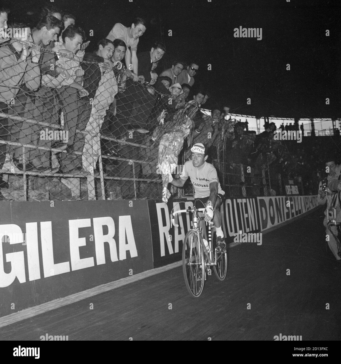 El ganador del 46 giro d'italia Franco Balmanion (ITA) durante el regazo de  honor después de la 21 etapa (Brescia-Milán), Milán, 9 de junio de 1963.  --- Il vincitore del 46° giro