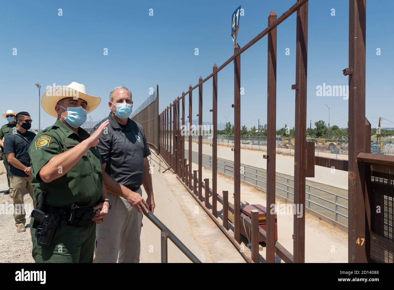 El Comisionado Interino de Aduanas y Protección Fronteriza de los Estados Unidos, Mark Morgan, recorre una sección del muro fronterizo de Estados Unidos y México junto con altos funcionarios de la Patrulla Fronteriza durante una visita a el Paso, Texas, 26 de agosto de 2020. CBP Foto de stock