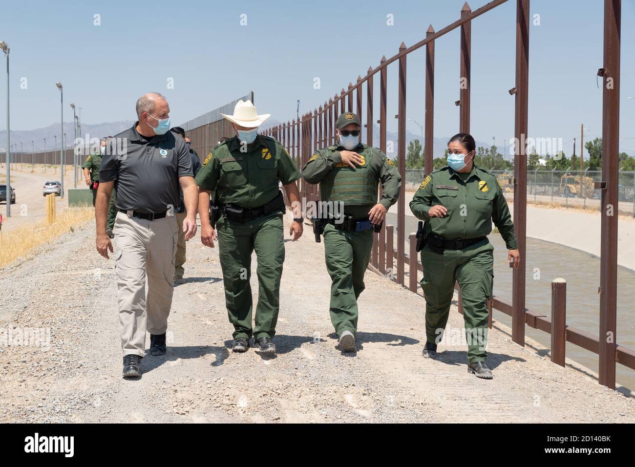 El Comisionado Interino de Aduanas y Protección Fronteriza Mark Morgan, de la izquierda, recorre una sección del muro fronterizo de EE.UU. - México junto con la Jefa del sector de la Patrulla Fronteriza de EE.UU. Gloria I. Chávez, de la extrema derecha, y otros altos funcionarios de la Patrulla Fronteriza durante una visita a el Paso, Texas, 26 de agosto de 2020. CBP Foto de stock