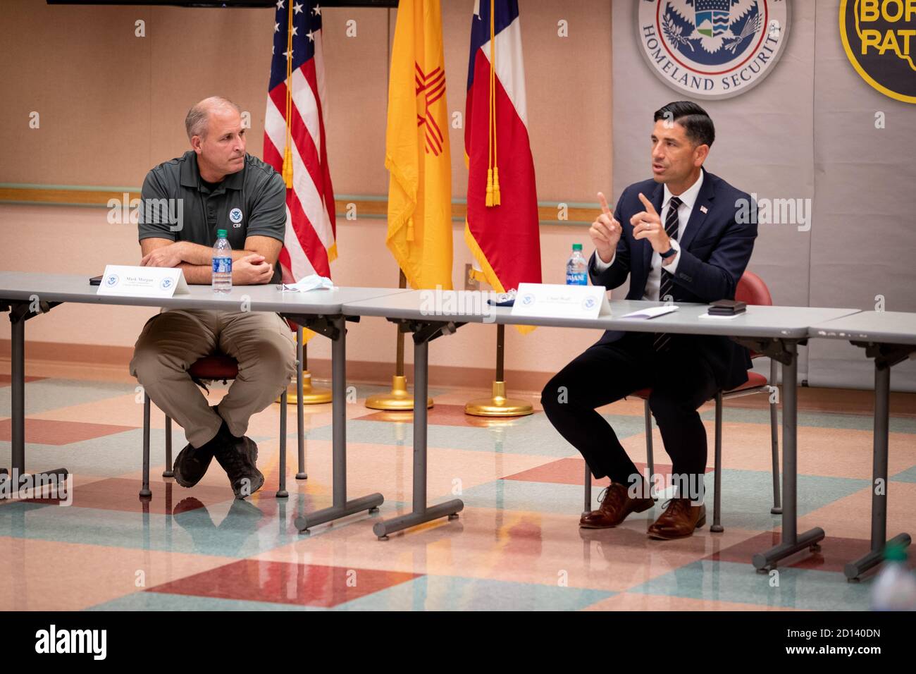 El Comisionado interino Mark Morgan y el Secretario interino del Departamento de Seguridad Nacional, Chad Wolf, se reúnen con los líderes locales del DHS y el CBP durante una visita al Puerto de Entrada de Santa Teresa, Nuevo México, el 26 de agosto de 2020. CBP Foto de stock