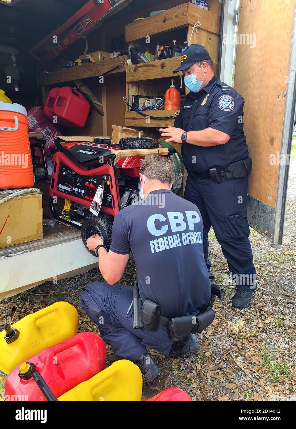 Los funcionarios de CBP del Puerto de Nueva Orleans se preparan para proporcionar ayuda a una casa en Orange, TX que sufrió daños significativos por el huracán Laura. CBP Foto de stock