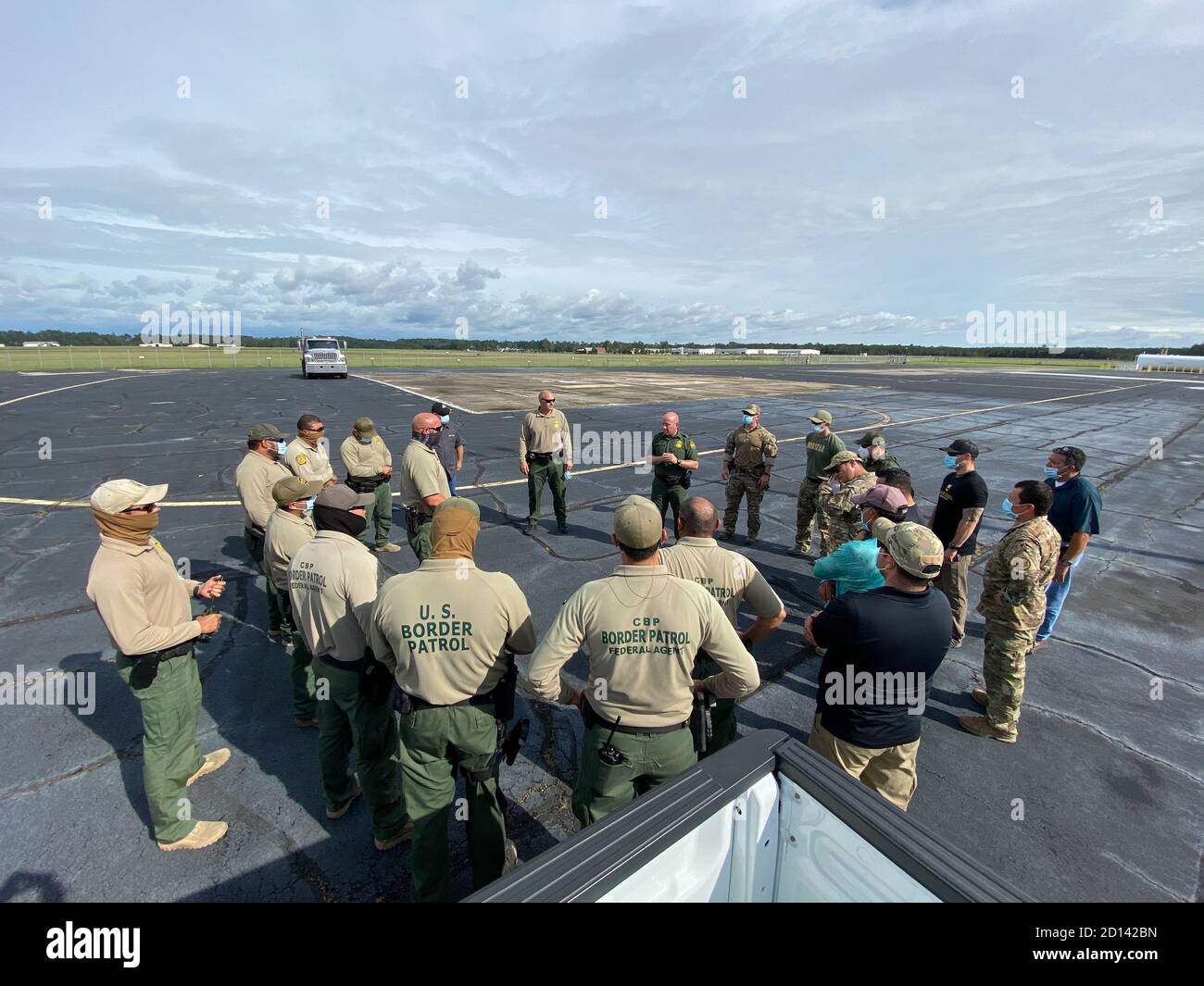 Agentes de la Patrulla Fronteriza de los Estados Unidos y barcos llegan a Hammond, la, y asisten a una reunión al aire libre el 15 de septiembre de 2020. Los activos están siendo preposicionados para dar respuesta a la región de la Costa del Golfo antes del huracán Sally. Foto de stock