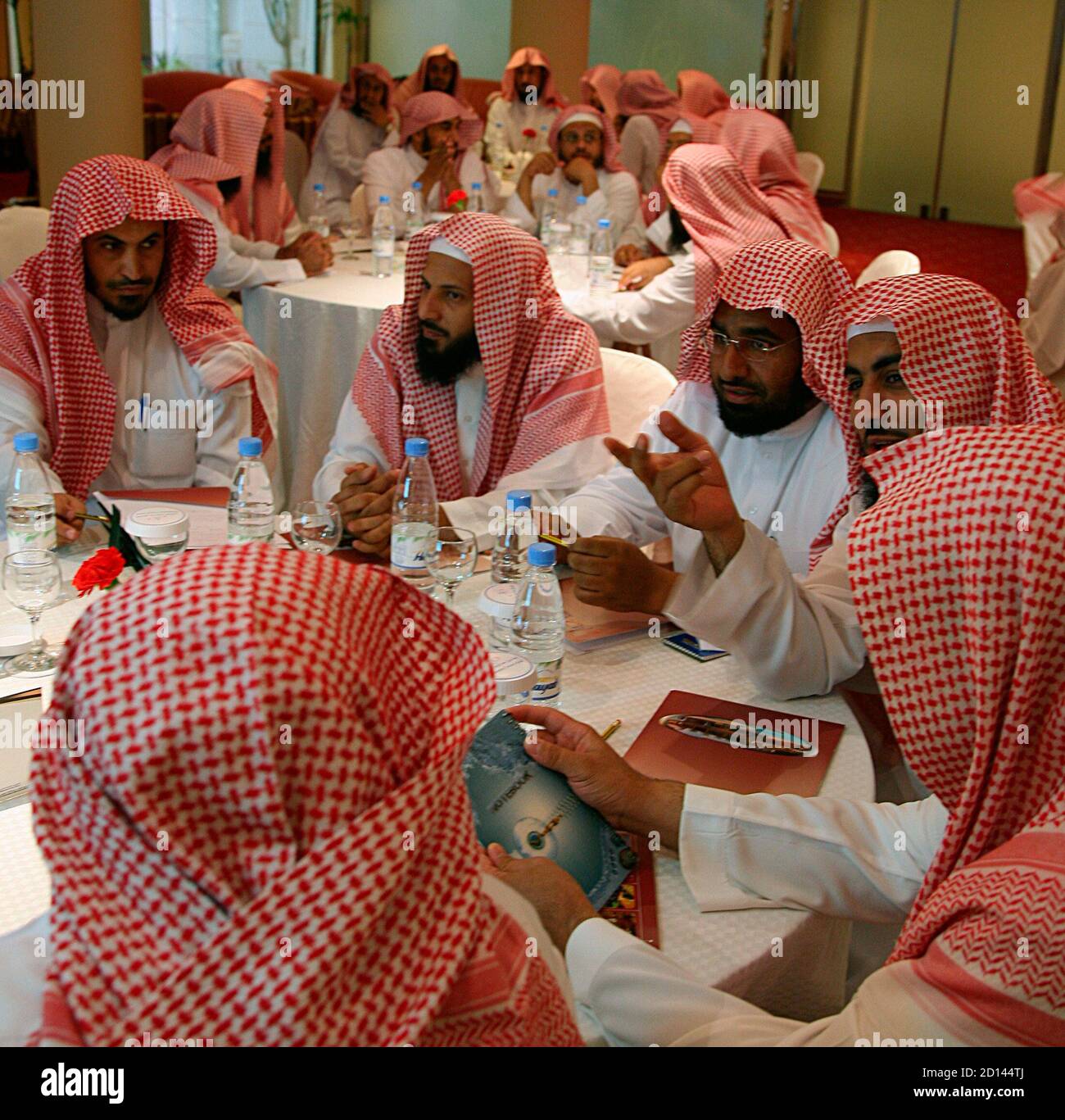 Saudi members of the Committee for the Promotion of Virtue and Prevention of Vice, or religious police, attend a training course in Riyadh September 1, 2007. REUTERS/Ali Jarekji (SAUDI ARABIA) Foto de stock
