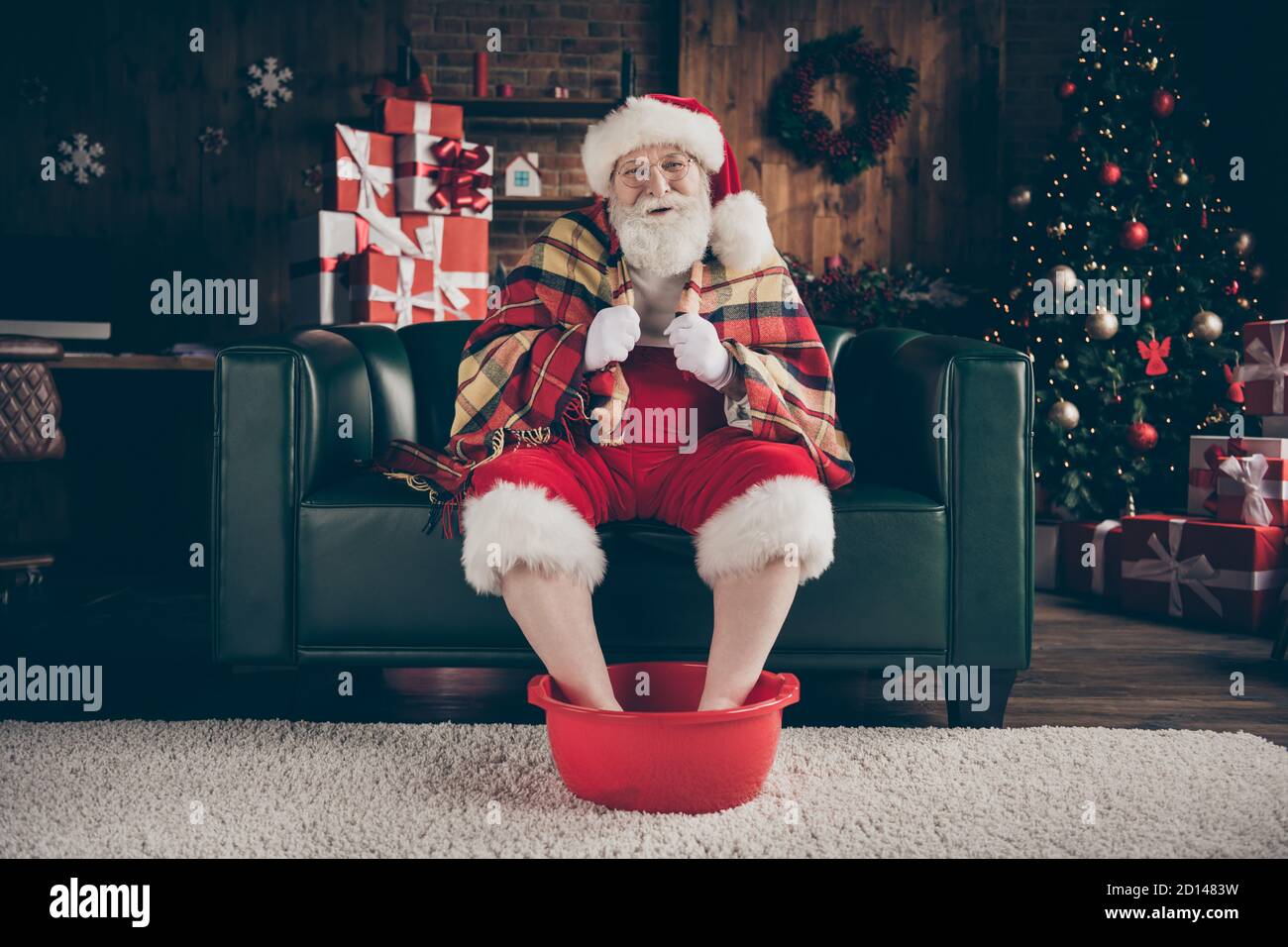 Largo foto barba gris santa claus acabado Navidad entrega de regalos a  medianoche relajarse sentarse sofá remojo agua caliente los pies se cierran  y cubren a cuadros Fotografía de stock - Alamy