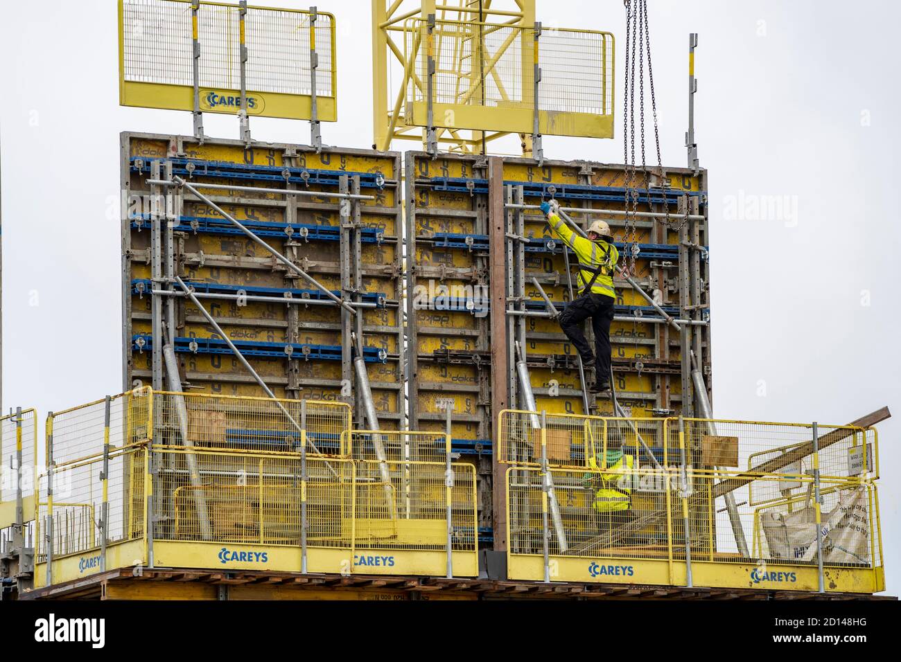Trabajador de la construcción que se adapta a la formación de una verter de hormigón en el nuevo desarrollo de propiedades de Springside en el pueblo urbano de Moda, Edimburgo, Escocia, Reino Unido Foto de stock