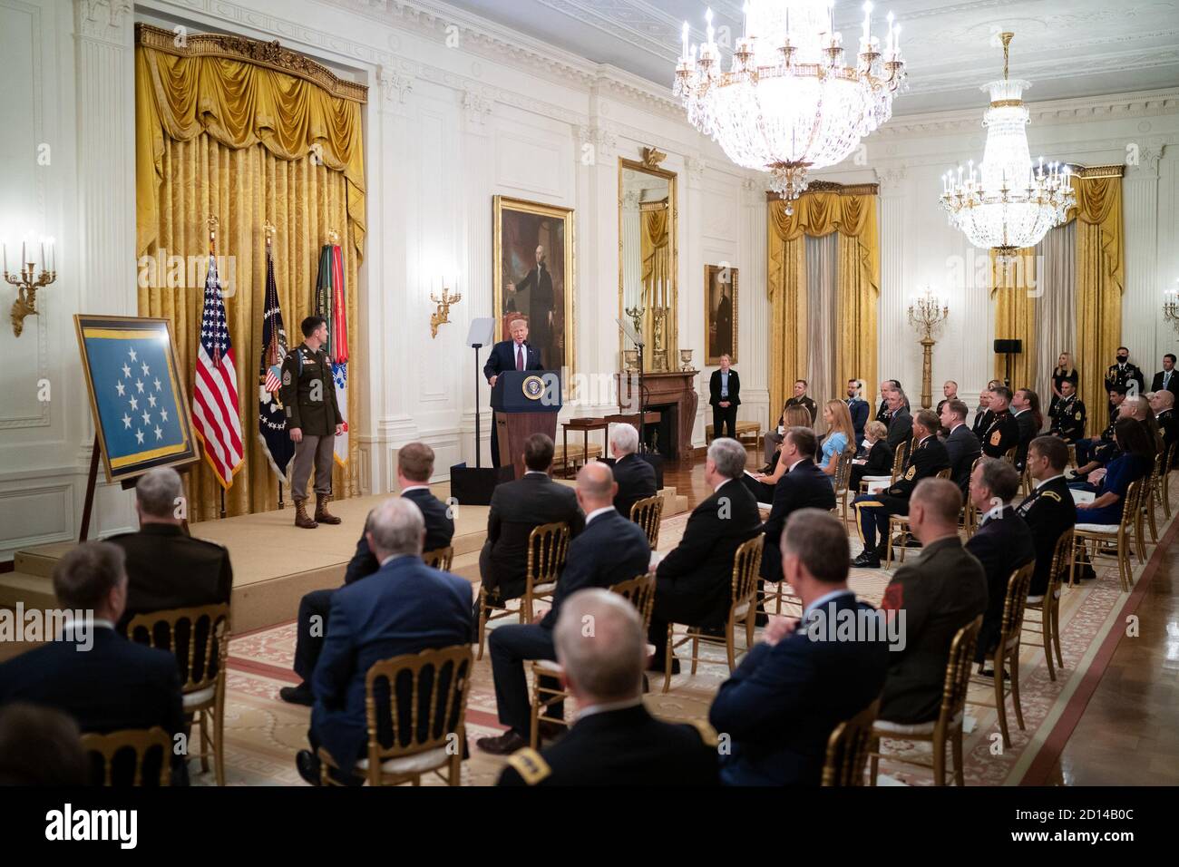 El presidente Trump presenta la Medalla de honor. El presidente Donald J. Trump hace comentarios en la Sala este de la Casa Blanca el viernes, 11 de septiembre de 2020, antes de presentar la Medalla de honor a la SGT del Ejército de los Estados Unidos. El mayor Thomas Patrick Payne por sus heroicas acciones durante una misión de rescate de rehenes en octubre de 2015 en la provincia de Kirkuk en Irak. Foto de stock