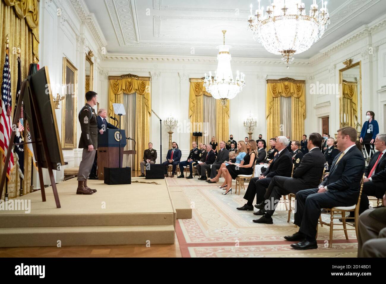 El presidente Trump presenta la Medalla de honor. El presidente Donald J. Trump, se unió al escenario por el Sgt del Ejército de los Estados Unidos, ganador de la Medalla de honor. El mayor Thomas Patrick Payne, hace comentarios durante la ceremonia de la Medalla de honor el viernes, 11 de septiembre de 2020, en el Salón este de la Casa Blanca. Foto de stock