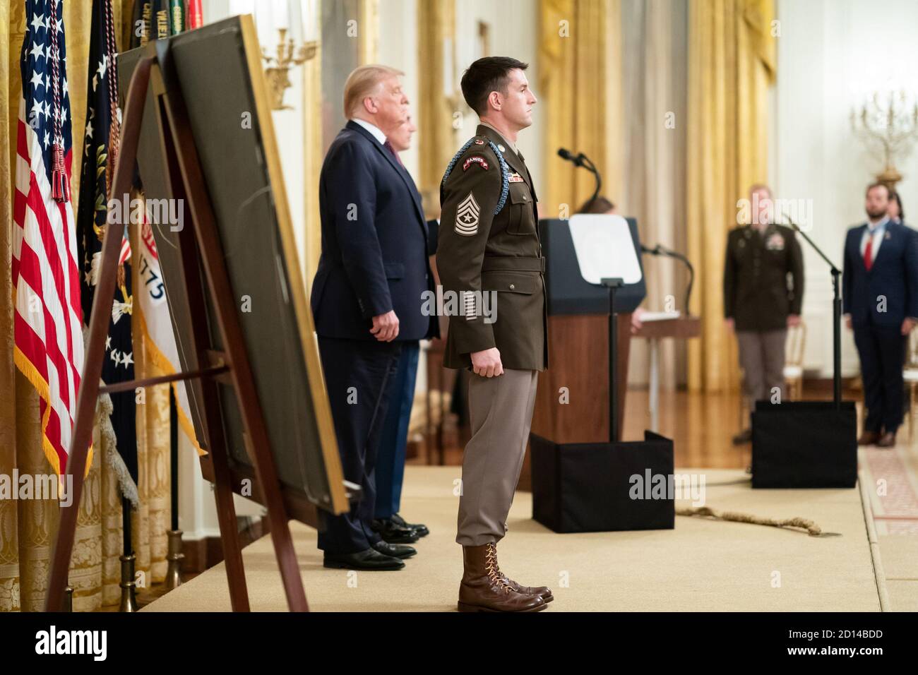 El presidente Trump presenta la Medalla de honor. El presidente Donald J. Trump está con la Medalla de honor de EE.UU. Ganador del Ejército Sgt. Thomas Patrick Payne, viernes 11 de septiembre de 2020, en la Sala este de la Casa Blanca, a quien se le otorga por sus heroicas acciones durante una misión de rescate de rehenes del 2015 de octubre en la provincia de Kirkuk en Irak. Foto de stock