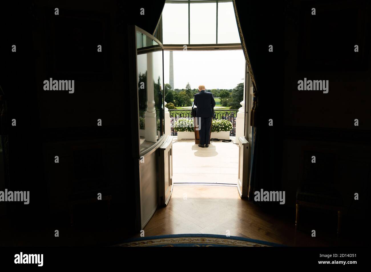 El presidente Trump y la primera dama participan en una ceremonia de firma de los Acuerdos de Abraham. El presidente Donald J. Trump dirige sus palabras desde el balcón de la Sala Azul durante la firma de los Acuerdos de Abraham el martes, 15 de septiembre de 2020, en la Casa Blanca. Foto de stock