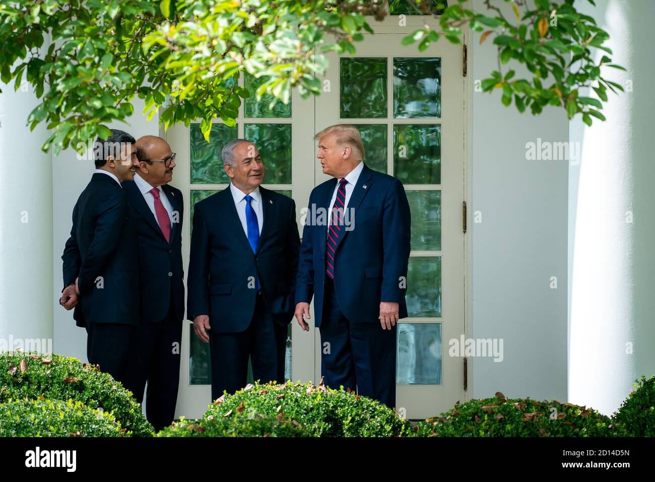 El presidente Trump y la primera dama participan en una ceremonia de firma de los Acuerdos de Abraham. El Presidente Donald J. Trump camina con el Ministro de Relaciones Exteriores de Bahrein Dr. Abdullatif bin Rashid al-Zayani, el primer Ministro israelí Benjamin Netanyahu y el Ministro de Relaciones Exteriores de los Emiratos Árabes Unidos Abdullah bin Zayed al Nahyan Martes, 15 de septiembre de 2020, A lo largo de la Colonnade de la Casa Blanca en su camino para firmar los Acuerdos de Abraham en ceremonias en el césped Sur de la Casa Blanca. Foto de stock