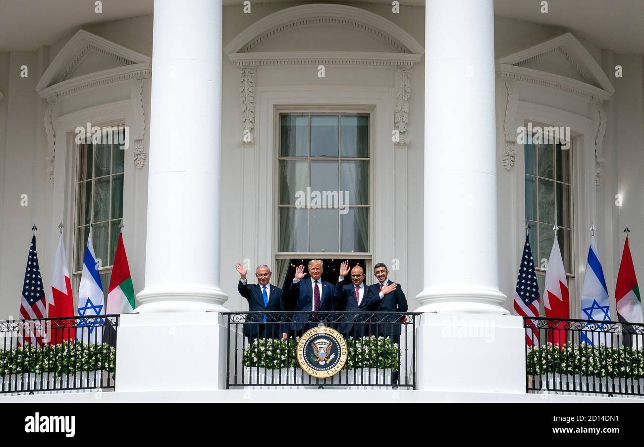 El presidente Trump y la primera dama participan en una ceremonia de firma de los Acuerdos de Abraham. El presidente Donald J. Trump, el ministro de Asuntos Exteriores de Bahréin, Dr. Abdullatif bin Rashid al-Zayani, el primer ministro israelí Benjamin Netanyahu y el ministro de Asuntos Exteriores de los Emiratos Árabes Unidos, Abdullah bin Zayed al Nahyanisigs, se aletean desde el balcón de la Sala Azul durante la firma de los Acuerdos de Abraham el martes, 15 de septiembre de 2020, En la Casa Blanca. Foto de stock