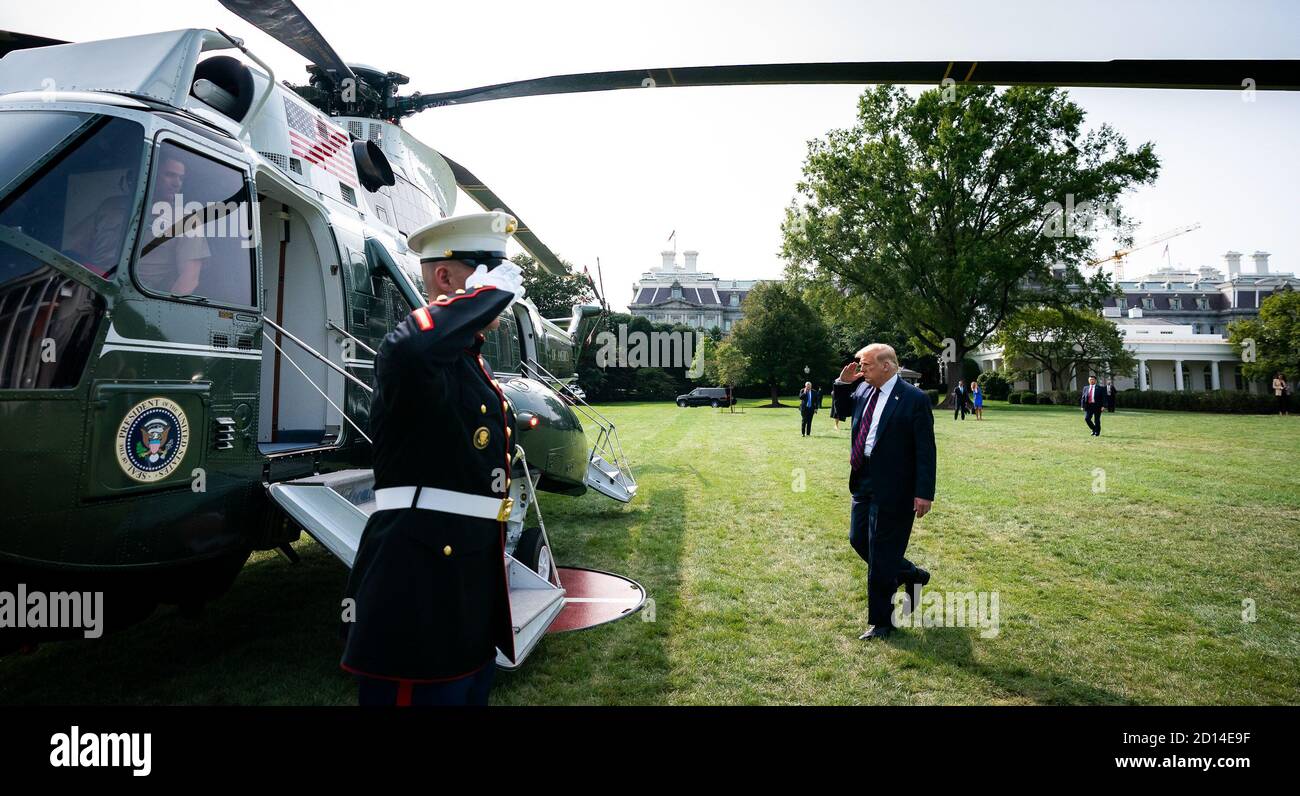 El presidente Trump viaja a PA. El presidente Donald J. Trump saluda al frente de Marine One en el South Lawn of the White House Martes, 15 de septiembre de 2020, de camino a la base conjunta Andrés, Maryland, para comenzar su viaje a Pennsylvania. Foto de stock