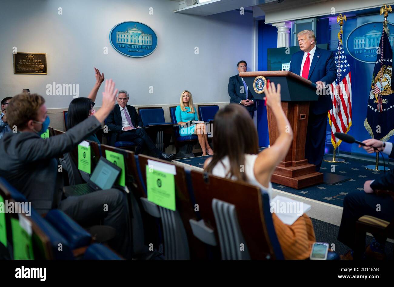 Informe de prensa de la Casa Blanca. El presidente Donald J. Trump escucha la pregunta de un reportero durante una conferencia de prensa el miércoles, 16 de septiembre de 2020, en el James S. Brady Press Briefing Room de la Casa Blanca. Foto de stock