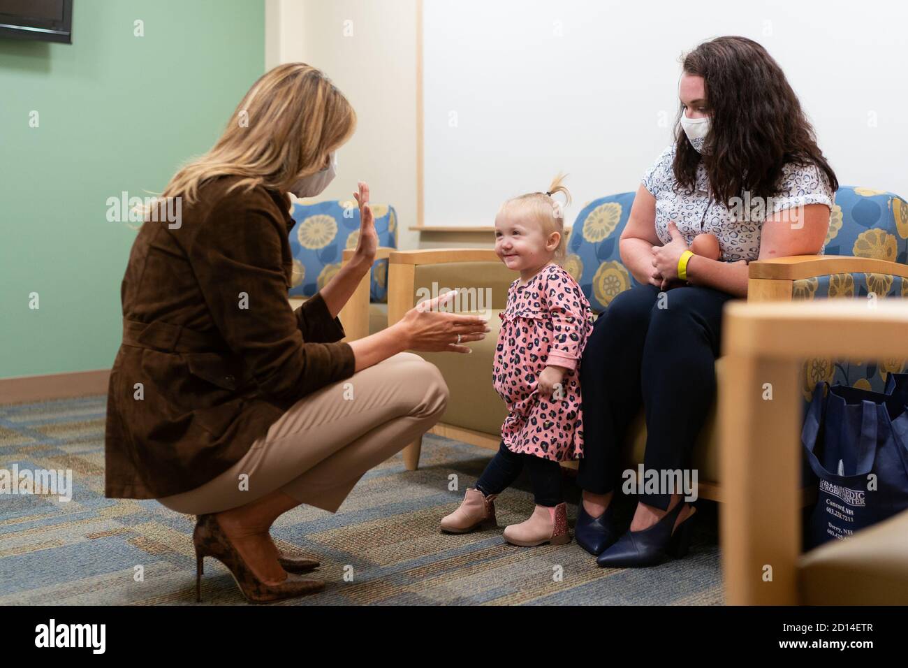 Primera Dama Melania Trump en New Hampshire. Primera Dama Melania Trump se reúne con la madre graduada del síndrome de abstinencia neonatal Ruth Warren y su hija de 18 meses Oaklynn el jueves, 17 de septiembre de 2020, en el Hospital Concord en Concord, Nueva York Foto de stock