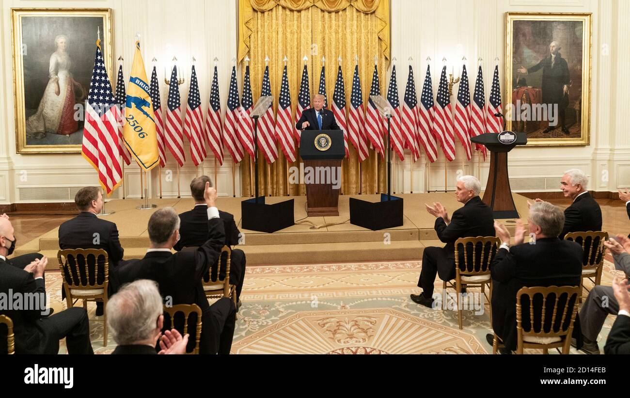 El presidente Trump hace comentarios en honor a los veteranos de Bay of Pigs. El presidente Donald J. Trump pronuncia un discurso en honor a los veteranos de la Bahía de Cochinos el miércoles 23 de septiembre de 2020, en el Salón este de la Casa Blanca. Foto de stock